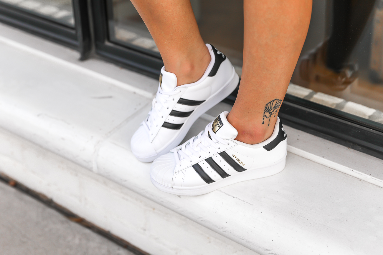 Superstar black outlet and white outfit