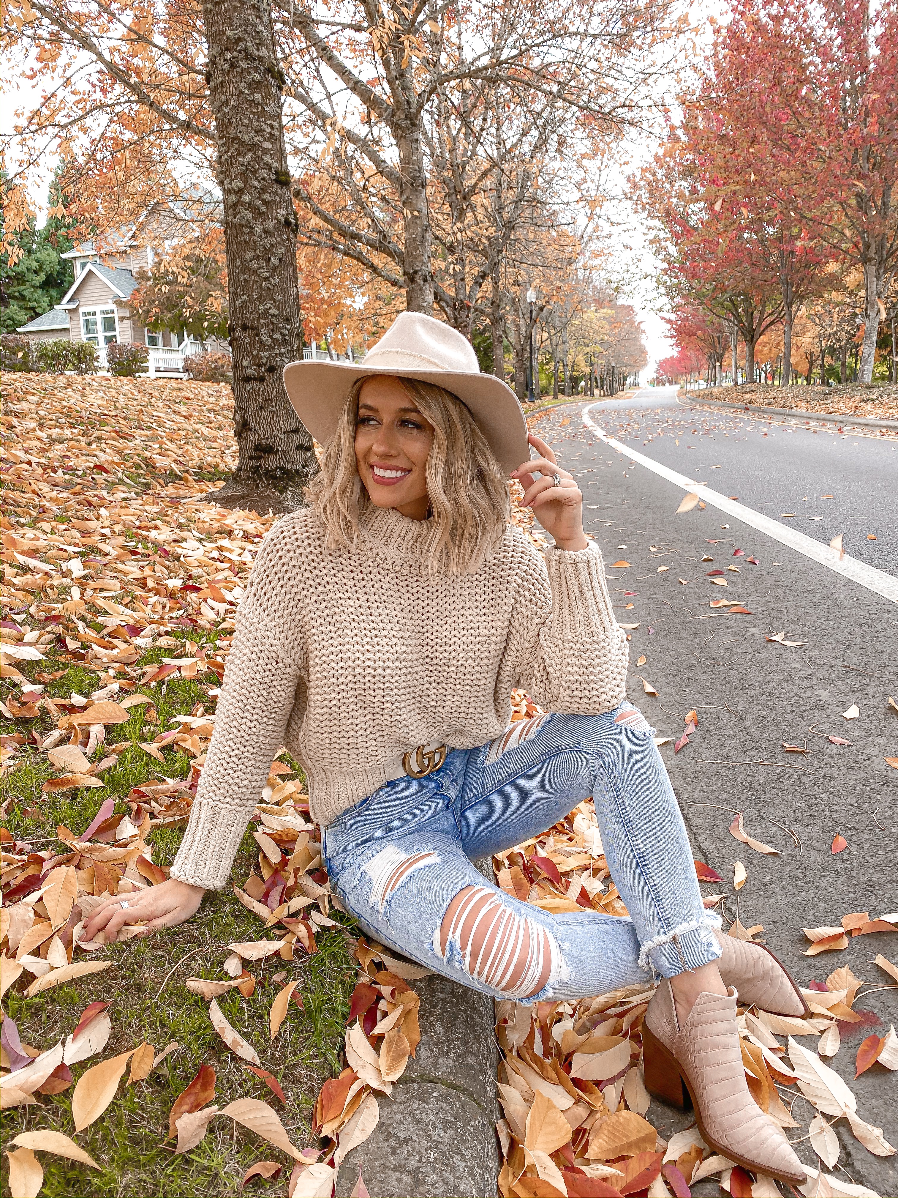 LEAVES COZY FALL OUTFIT IDEA LAURA BEVERLIN SHORT BLONDE HAIR 1
