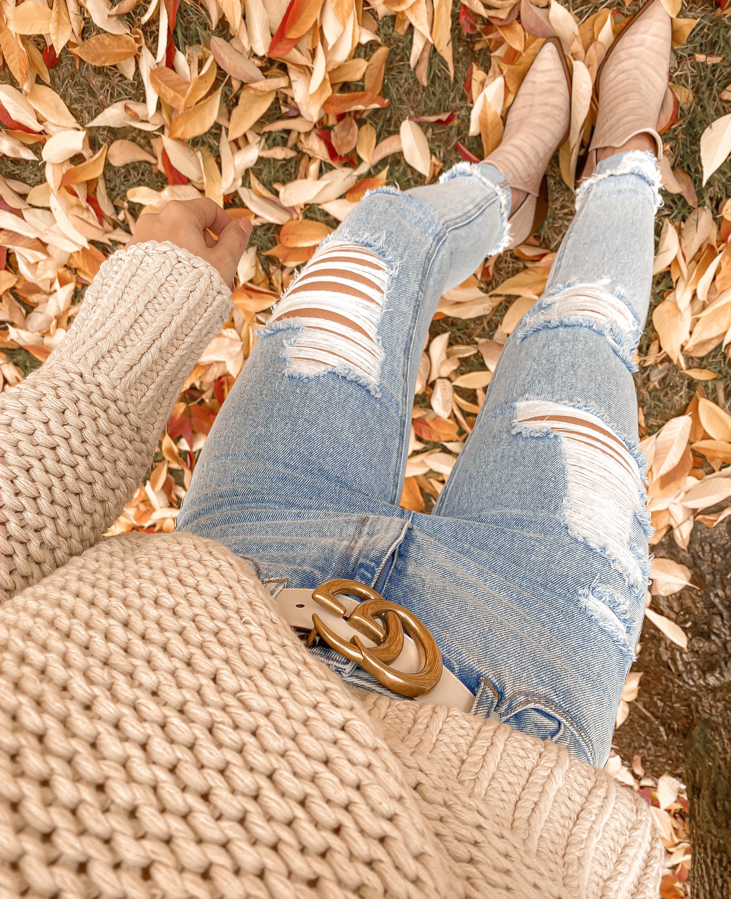 LEAVES COZY FALL OUTFIT IDEA LAURA BEVERLIN SHORT BLONDE HAIR 1